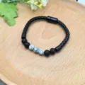 Dettaglio del bracciale in pelle intrecciata con pietre laviche e chiusura magnetica. - Perline Bianche (XL0931-16)