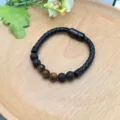 Bracciale in pelle magnetico con perle di pietra lavica nera e occhio di tigre. - Perline Gialle (XL0931-18)