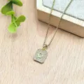 Collana con ciondolo lettera O in zircone cubico rettangolare dorato, catena delicata. - Lettera O (XL2186)