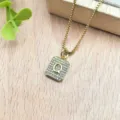 Primo piano di una collana con ciondolo quadrato dorato con zirconi micro incastonati. - Lettera Q (XL2186)