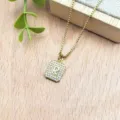 Primo piano dettaglio collana con ciondolo lettera R quadrata dorata con zirconi. - Lettera R (XL2186)