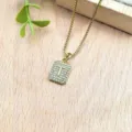 Bellissima collana con ciondolo lettera T in zirconi dorati, ottima vista di dettaglio. - Lettera T (XL2186)