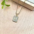 Dettaglio in primo piano della collana con ciondolo a lettera U rettangolare dorata. - Lettera U (XL2186)