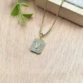 Collana con ciondolo lettera V oro, gioielli con catena clavicola in zircone cubico quadrato. - Lettera V (XL2186)