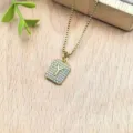 Primo piano della collana con ciondolo quadrato dorato con zirconi brillanti e lettera Y. - Lettera Y (XL2186)
