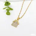 Primo piano dettagliato della collana con ciondolo a forma di casa dorata e pietre di zircone brillanti. - Casa con Finestra Bianca (XL1200-225)