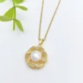 Primo piano dettagliato dell'elegante collana geometrica di perle dorate con cristalli luminosi. - Stile Perla a Fiore (XL1200-9)