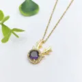 Squisito dettaglio di collana dorata con delicato ciondolo a forma di corno di cervo e gemma viola. - Stile Strass Viola a Cuore con Corna (XL1200-14)
