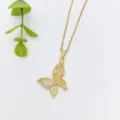 Primo piano della collana con ciondolo a farfalla dorata con strass scintillanti dettaglio. - Stile Farfalla Traforata (XL1200-35)
