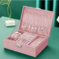 Vista dettagliata del portagioie in velluto rosa a doppio strato con slot per anelli. - Custodia Multifunzione a Doppio Strato (XL0422-3) / Rosa
