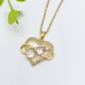 Dettaglio in primo piano di una collana con ciondolo a cuore infinito dorato con zirconi brillanti. - Stile Pietra Principale Intrecciata Dorata (XL1200-129)