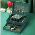 Portagioie a doppio strato in velluto verde scuro con cassetto per anelli e collane. - Custodia in Velluto a Doppio Strato (XL0424) / Verde Scuro