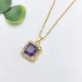 Vista dettagliata di collana catena oro con ciondolo pietra viola e zirconi. - Stile Strass Viola Quadrato (XL1200-12)