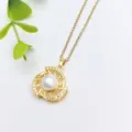 Primo piano dettagliato di una collana con ciondolo geometrico dorato con perla e cristalli. - Stile Perla Artificiale Geometrica (XL1200-28) / Oro
