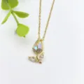 Primo piano dettagliato della collana con ciondolo a tulipano dorato e pietra iridescente. - Stile Tulipano Pietra dai Colori Fantasma (XL1200-30) / Oro