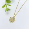 Dettaglio collana con ciondolo a fiore dorato, zirconi splendenti, gioiello fine. - Stile Fiore con Intarsi di Diamanti (XL1200-53) / Oro