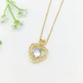 Primo piano dettaglio della collana con ciondolo a cuore dorato elegante con pietre di zircone. - Stile Pavé Cuore Oro (XL1200-335) / Oro