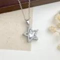 Primo piano dettagliato della collana con ciondolo a stella in argento e zirconi scintillanti. - Bianco Argento (XL1200-303)