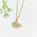 Collana con cigno in acciaio inossidabile placcato oro intarsiata di zirconi cubici. - Stile Cigno Bianco Dorato (XL1783-44)