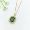 Primo piano della collana con ciondolo in zirconia verde smeraldo, dettagli di gioielleria. - Stile Rettangolo Verde (XL1200-344) / Oro