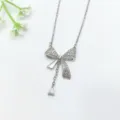 Primo piano dettagliato della collana con ciondolo a fiocco in zircone lucido argento. - Stile Pendente Fiocco Con Nappa (XL2169-02)