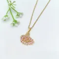 Vista dettagliata della collana con cigno in cristallo rosa elegante e catena oro. - Stile Cigno Rosa Dorato (XL1783-45)