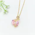 Primo piano del ciondolo collana a cuore in cristallo rosa, ottima finitura elegante. - Stile Gambo di Fiore a Cuore Rosa (XL1200-347) / Oro