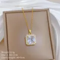 Primo piano dettagliato della collana con ciondolo in zircone quadrato dorato esposta. - Stile Grande Diamante Quadrato (XL2606-375)