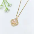 Deliziosa collana con ciondolo a trifoglio a quattro foglie dorato con zirconi e perla rosa. - Stile Quadrifoglio Perla Artificiale Rosa (XL1200-443)