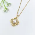 Dettaglio della collana con ciondolo a trifoglio placcato in oro con zirconi. - Stile Quadrifoglio Strass (XL1200-454)