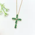 Dettaglio ravvicinato della collana con ciondolo a croce in zircone verde brillante. - Croce in Zirconia Verde (XL1200-090)