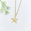 Dettaglio squisito di collana con ciondolo a stella marina dorata, zircone scintillante. - Girocollo Oro Stella Marina 3D Strass (XL2606-075)