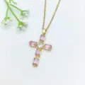 Collana con ciondolo a croce color oro con zirconi cubici rosa e pietra centrale. - Croce in Zirconia Rettangolare Rosa (XL2606-089)