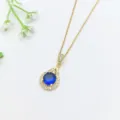 Elegante collana con pendente a goccia dorata con cristallo blu scuro e zirconi scintillanti. - Zirconia Blu Scuro (XL1200-340)