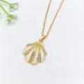 Dettaglio collana con ciondolo a conchiglia dorata, zirconi lucidi intarsiati, catena fine. - Stile Conchiglia Strutturata (XL1470-122)