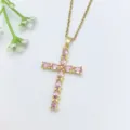 Collana con ciondolo a croce placcata in oro con pietre di zirconia cubica rosa per donne. - Croce in Zirconia a Pera Rosa (XL2606-090)