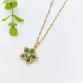 Collana con ciondolo a fiore verde in acciaio inossidabile dorato gioiello dettaglio. - Stile Fiore Pietra Verde Dorata (XL1992-167)