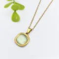 Dettaglio in primo piano della collana in acciaio dorato con ciondolo in resina verde per donna. - Stile Quadrato Verde Chiaro (XL2190-028)
