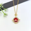 Squisita collana con ciondolo a pianeta dorato con pietra rossa centrale e dettagli stellati. - Collana con Pendente Pianeta - Rosso (XL1200-314)