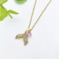 Squisita collana con ciondolo a coda di sirena dorata e uno zircone rosa brillante. - Stile Coda di Sirena (XL1200-027) / Oro (XL1200-027)