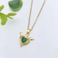 Vista dettagliata della collana placcata in oro con ciondolo in zircone a cuore verde e catena. - Stile Zirconia Verde Cuore Ala d'Angelo (XL1200-44)