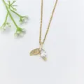 Vista dettagliata della collana con ciondolo a coda di pesce dorata e zirconi cubici scintillanti. - Collana Oro Coda di Pesce Strass Marquise (XL2606-081)