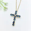 Dettaglio in primo piano di collana con croce placcata in oro con zirconi blu e trasparenti. - Croce in Zirconia Blu Scuro (XL2606-092)