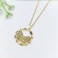 Collana con ciondolo a farfalla placcata in oro con pietre di zircone colorate gioielli donna - Stile Cerchio Farfalla Svuotata (XL2189-033)