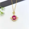 Primo piano di una collana con ciondolo pianeta celeste dorato, zirconi scintillanti e cristallo. - Collana con Pendente Pianeta - Rosa (XL1200-315)