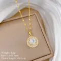 Dettaglio in primo piano della collana con ciondolo rotondo in zircone cubico placcato oro. - Stile Micro-Intarsiato Doppio Strato Tondo (XL2606-409) / Oro