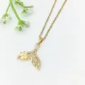 Elegante collana con ciondolo a coda di sirena dorata con zirconi brillanti e perla delicata. - Girocollo Oro Fiore Colorato Perla Artificiale Coda di Pesce (XL1200-102)