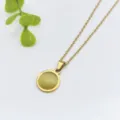 Primo piano sui dettagli della collana con ciondolo in resina occhio di gatto dorata. - Stile Rotondo Giallo Verde (XL2190-030)