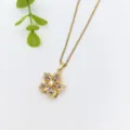 Collana con ciondolo a fiore dorato in acciaio inossidabile con zirconi viola. - Stile Fiore Pietra Viola Dorata (XL1992-169)