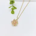 Vista dettagliata di una collana con ciondolo a fiore in acciaio dorato con zirconi rosa. - Stile Fiore Pietra Rosa Dorata (XL1992-180)
